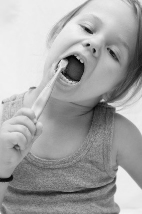 Kind putzt sich die Zähne